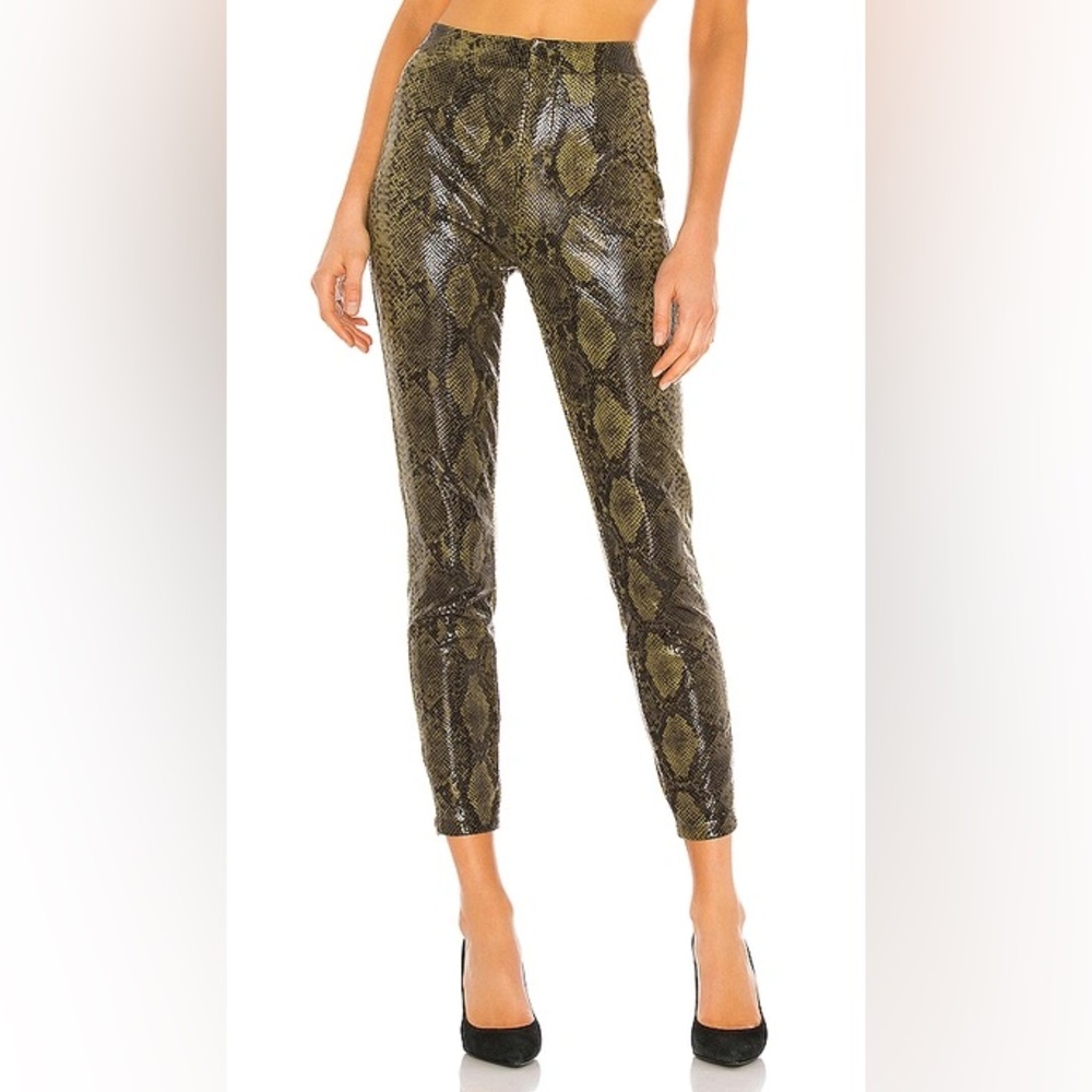 Pre-Owned Lizzie Pants in Greener Pastures
NBD
Color: Greener Pastures